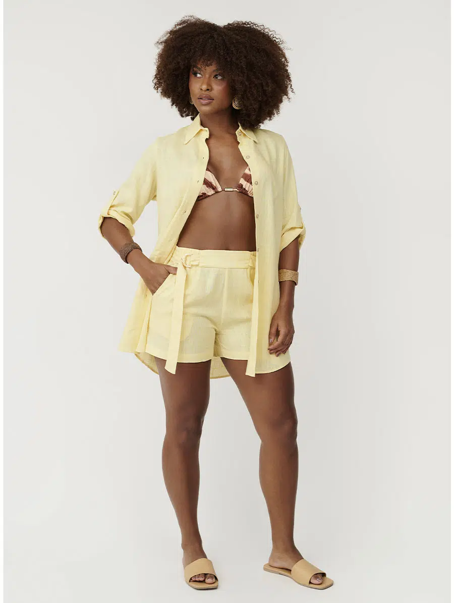 Short curto em linho amarelo Lúmen com bolsos e faixa ajustável Belles