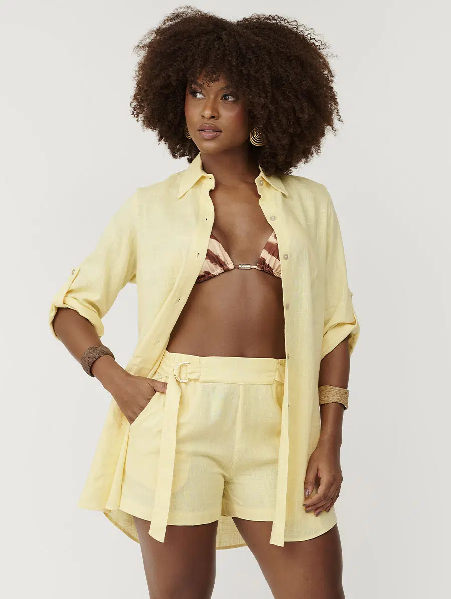 Short curto em linho amarelo Lúmen com bolsos e faixa ajustável Belles