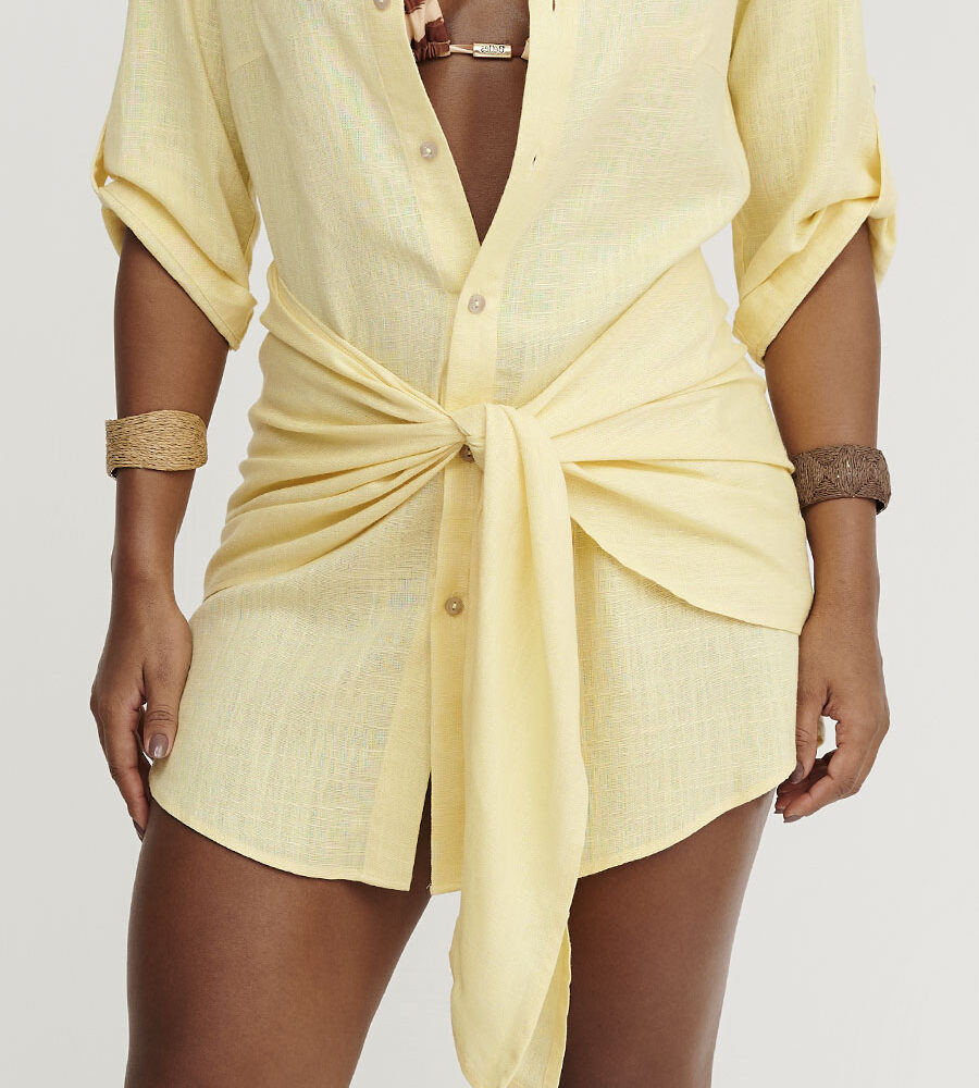 Lenço versátil amarelo Lúmen em linho com diferentes opções de amarração Belles