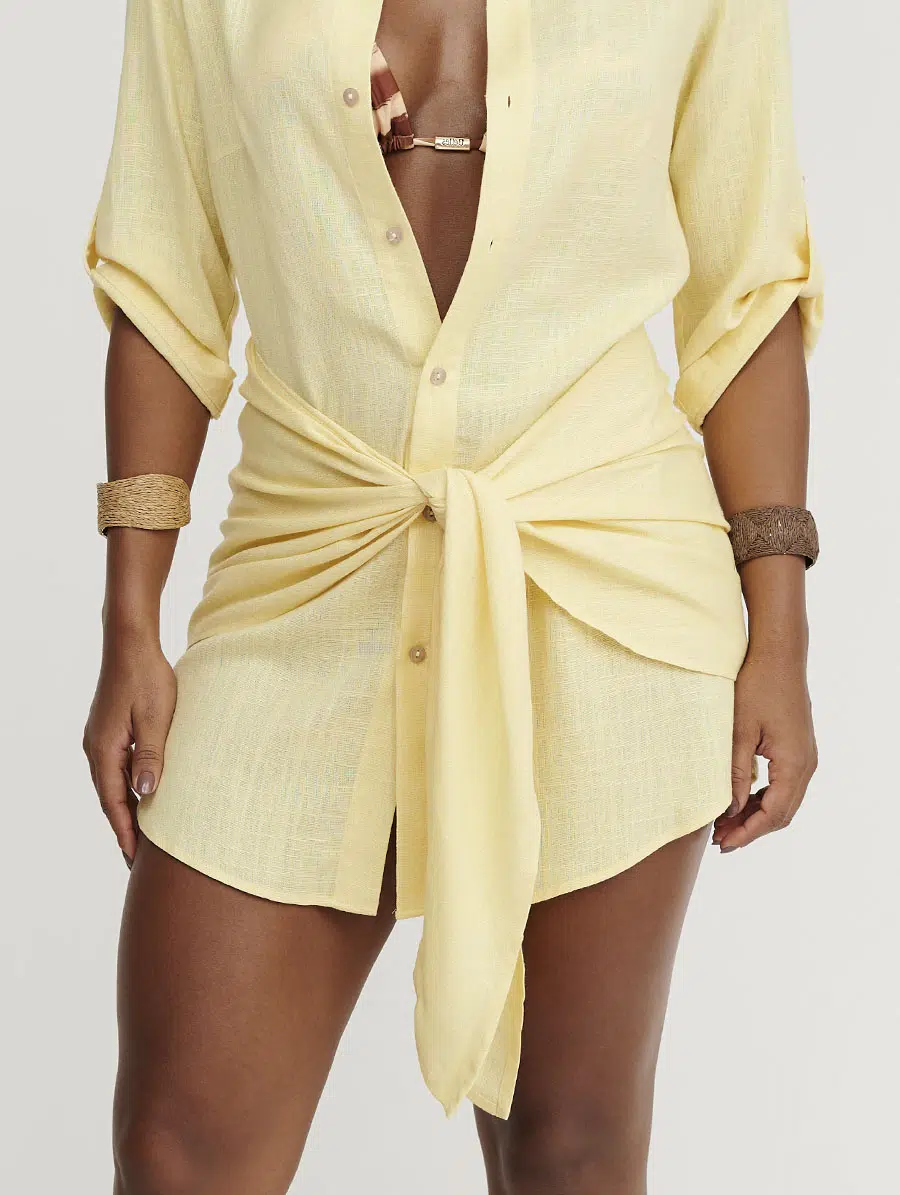 Lenço versátil amarelo Lúmen em linho com diferentes opções de amarração Belles