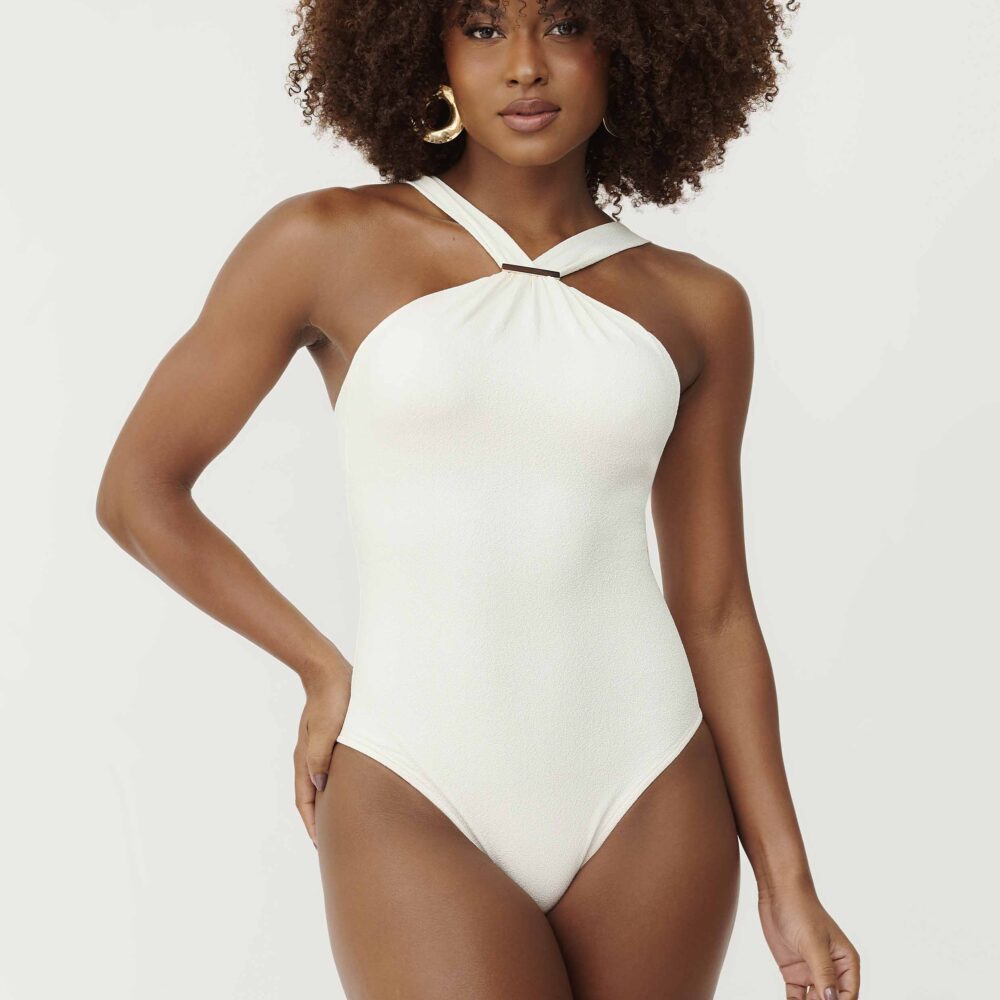 Maiô off white Aura texturizado com decote alto e detalhe em metal UV50+ Belles