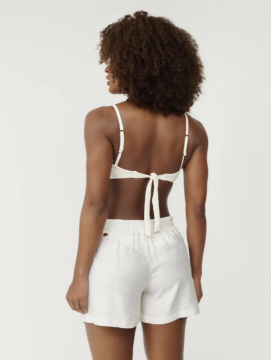 Short curto em linho Panamá Aura com bolsos e amarração na cintura Belles