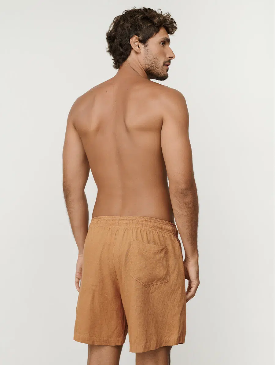 Bermuda masculina em linho terracota com bolsos laterais e cintura ajustável Linha Man Belles