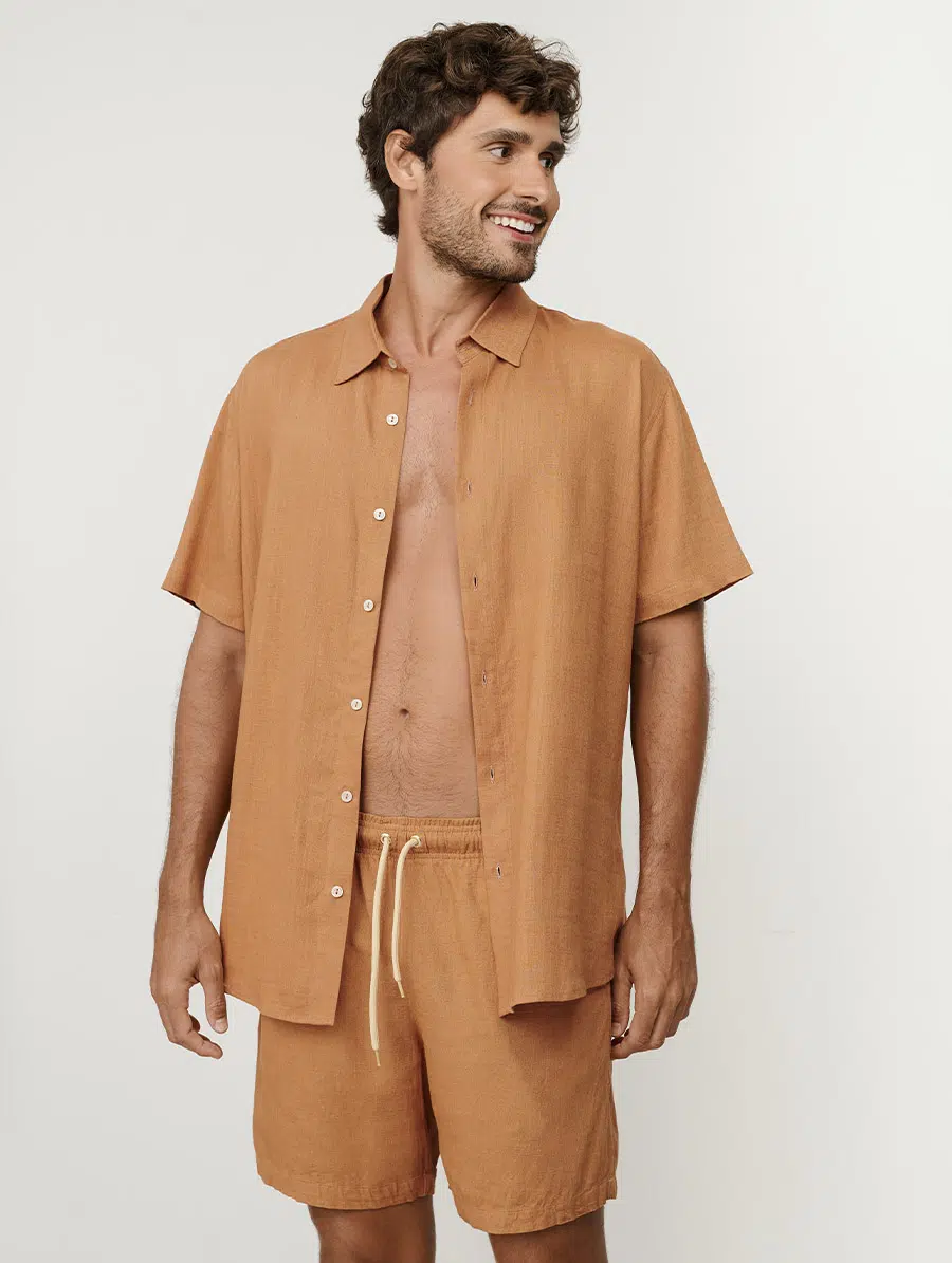Camisa masculina em linho terracota com mangas curtas e fechamento em botões Linha Man Belles