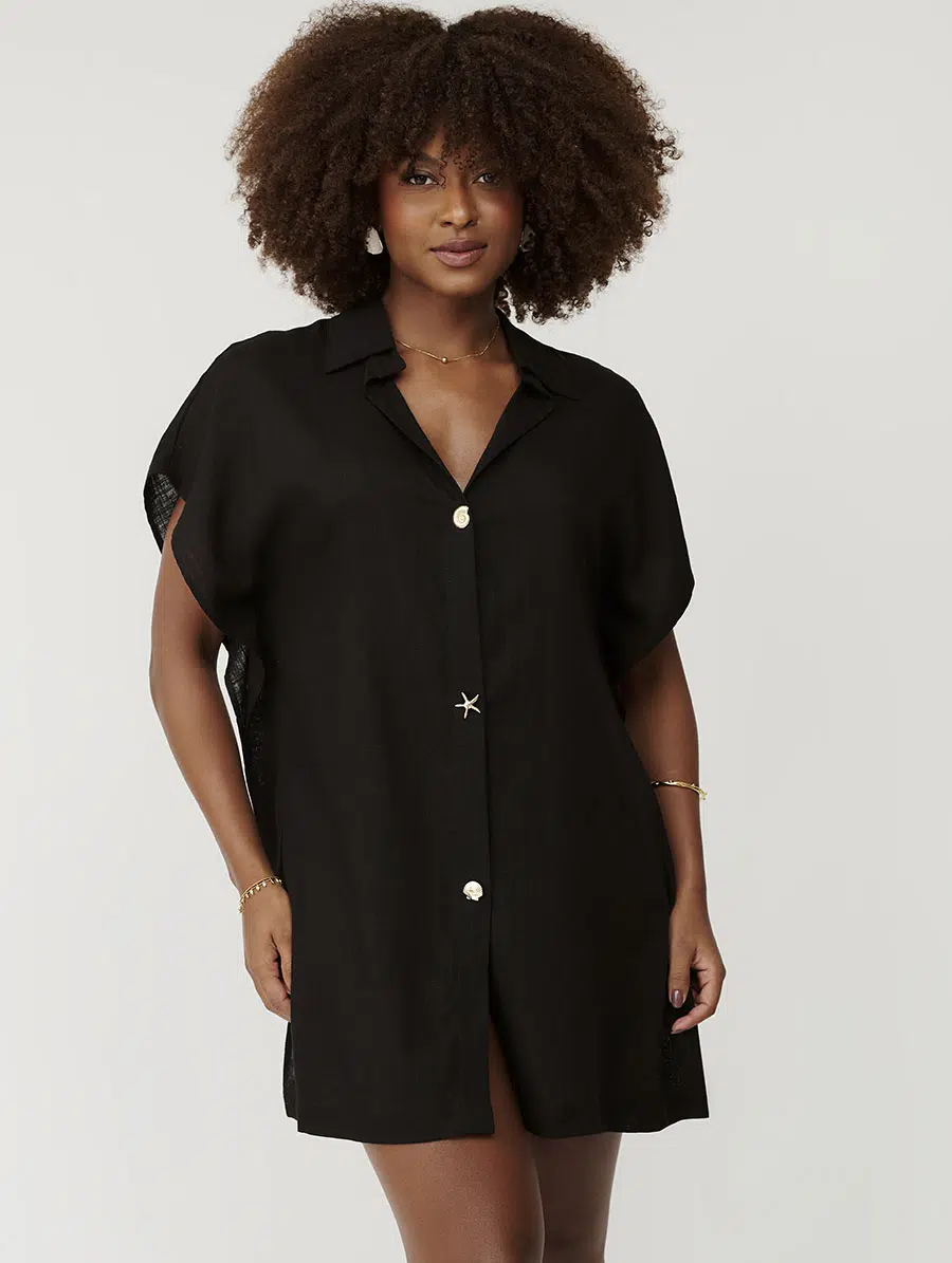 Kaftan curto em linho preto com botões frontais e mangas curtas Belles