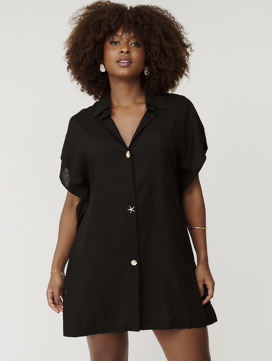 Kaftan curto em linho preto com botões frontais e mangas curtas Belles