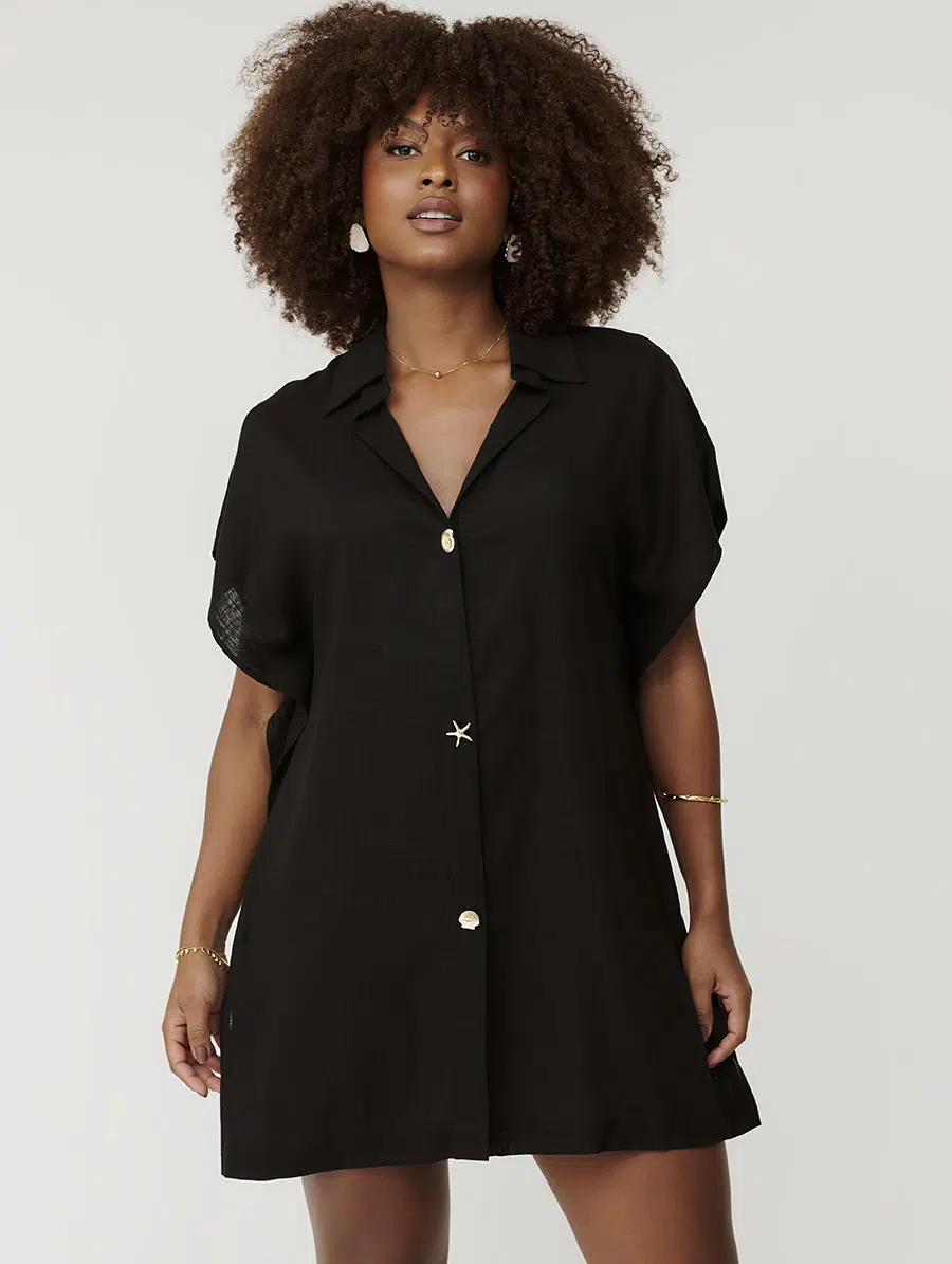 Kaftan curto em linho preto com botões frontais e mangas curtas Belles