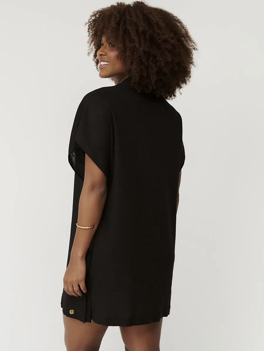 Kaftan curto em linho preto com botões frontais e mangas curtas Belles