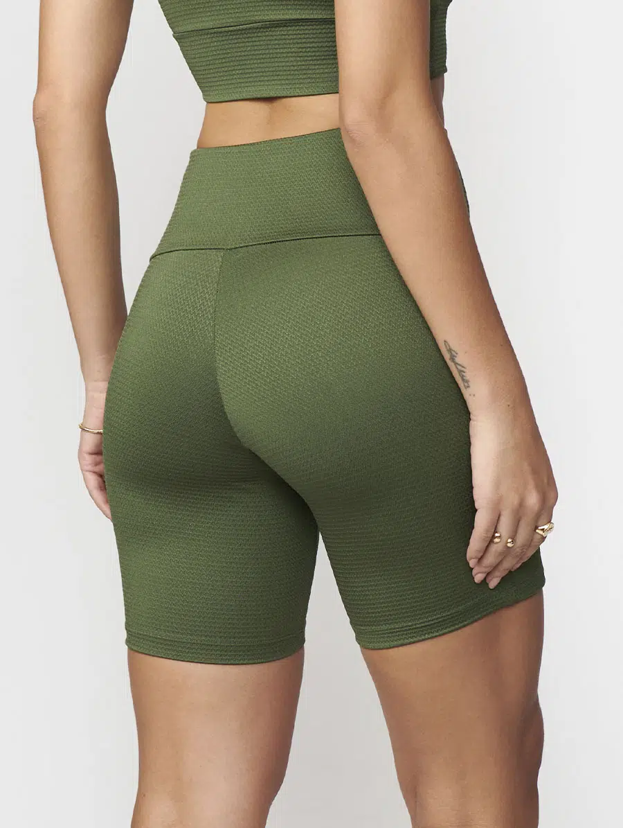 Bermuda fitness verde cacto em tecido Chevry texturizado com bolsos laterais Belles