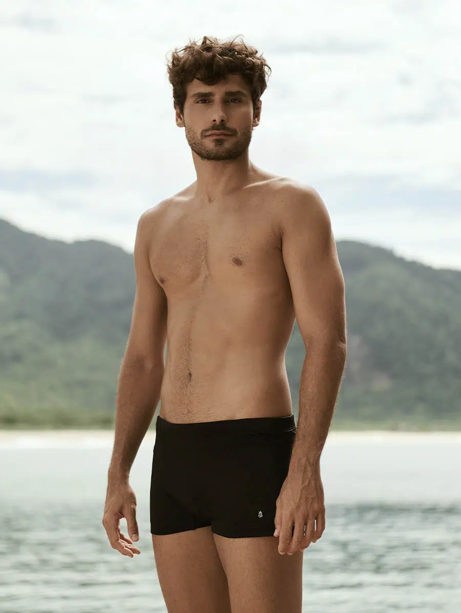 Sunga boxer preta masculina com pernas alongadas e proteção UV+ Linha Man Belles