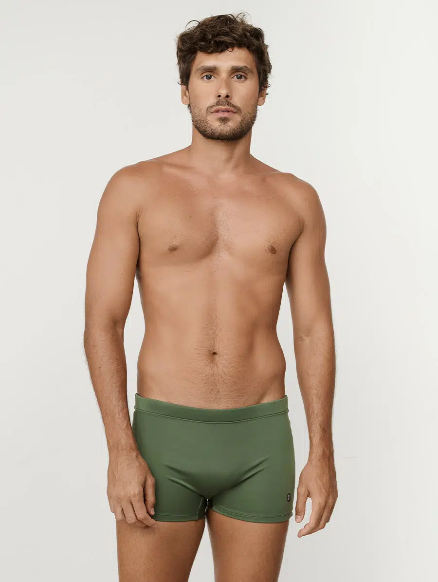 Sunga boxer verde masculina com pernas alongadas e proteção UV+ Linha Man Belles