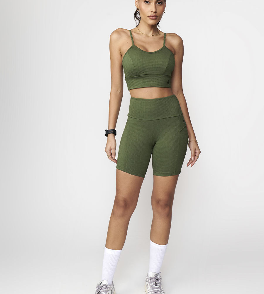 Bermuda fitness verde cacto em tecido Chevry texturizado com bolsos laterais Belles