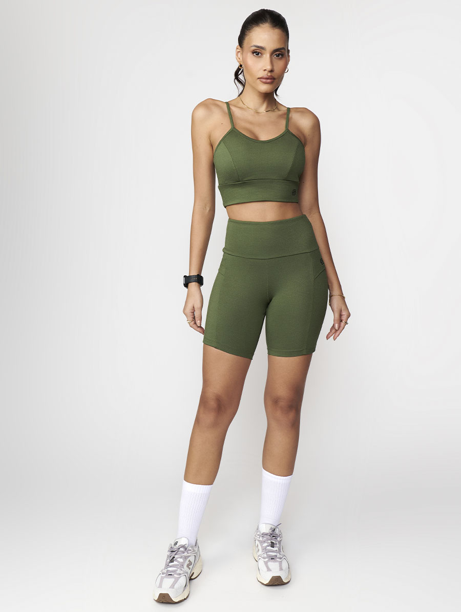 Bermuda fitness verde cacto em tecido Chevry texturizado com bolsos laterais Belles