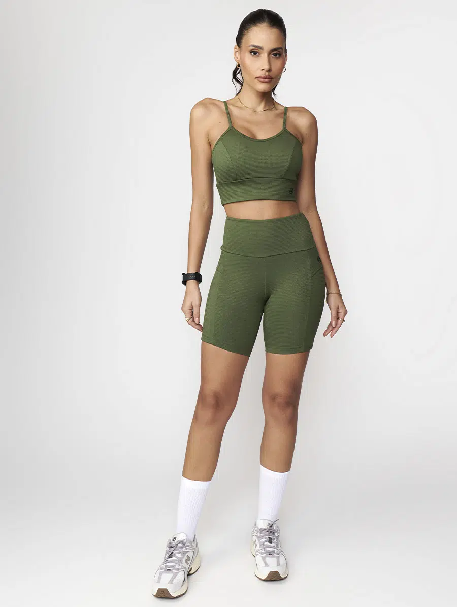 Bermuda fitness verde cacto em tecido Chevry texturizado com bolsos laterais Belles